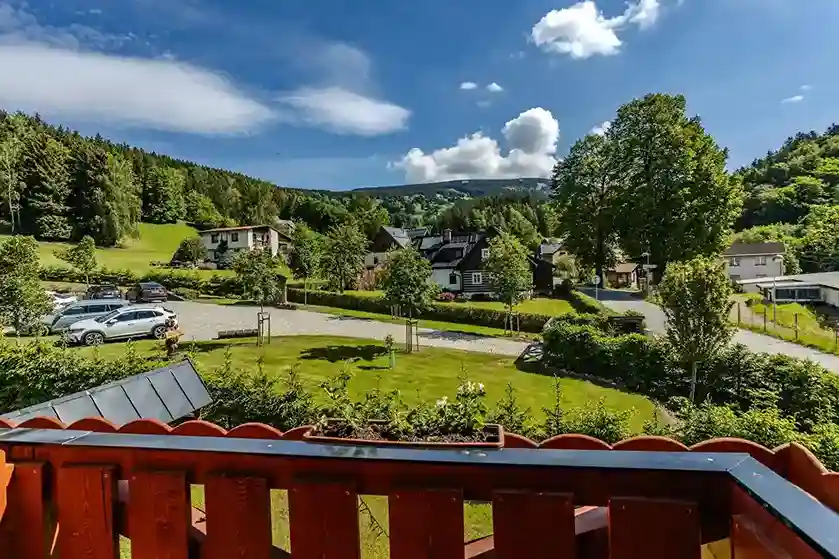 Exteriér apartmánů Iwona s výhledem na Krkonoše a okolní hory